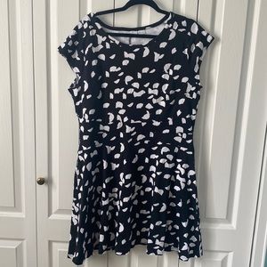 White and black abstract leaves print sleeveless dress, NY&company size XL